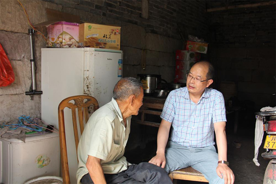 渠县联社陈代荣主任亲切同困难农户交谈.JPG