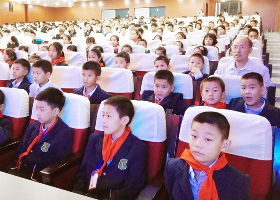 图3为景山学校师生们聚精会神听课的实况.jpg