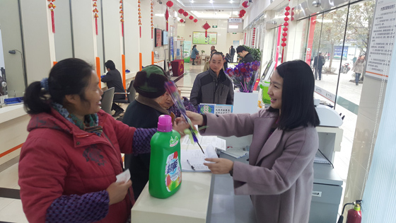 江阳黄舣支行开展宣传活动.jpg