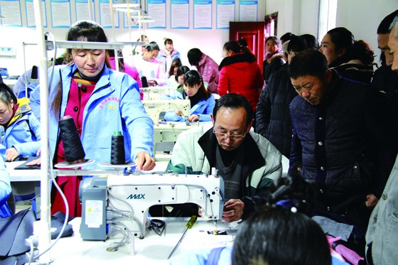 丘垭乡勇敢村服装加工基地开业.JPG