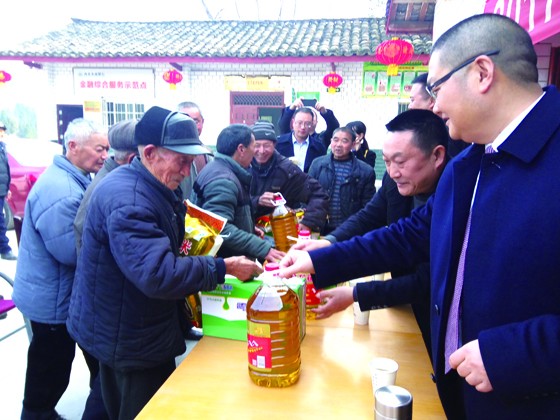 给贫困农户发放慰问品.jpg