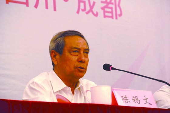 全国政协常委、全国政协经济委副主任，中央农办原主任陈锡文在会上作经济形势专题演讲.JPG