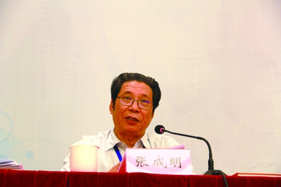 四川省县域经济学会会长、省政府参事张成明主持大会  周淼葭摄.JPG