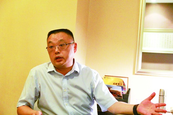 四川省岳池县县委副书记、县长谭云接受记者采访  周淼葭  摄影.JPG