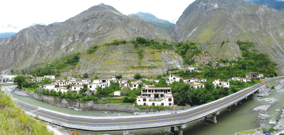 阿坝州理县重点打造的精品旅游村寨-木卡羌寨.jpg
