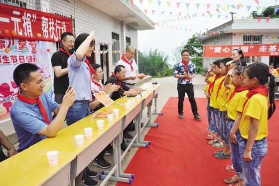 8.为优秀少先队员颁奖.jpg