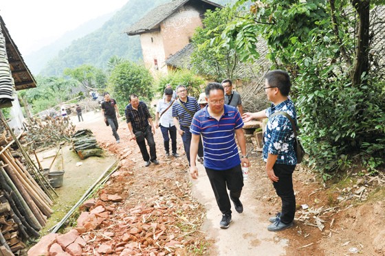 爱心慰问组爬山涉水,不辞辛苦前往旺龙村.jpg