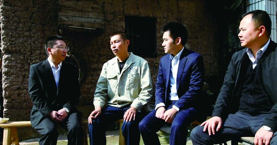 华蓥农商银行董事长邹光建（左一）深入建档立卡贫困户代联虎家中帮助制定脱贫计划.JPG