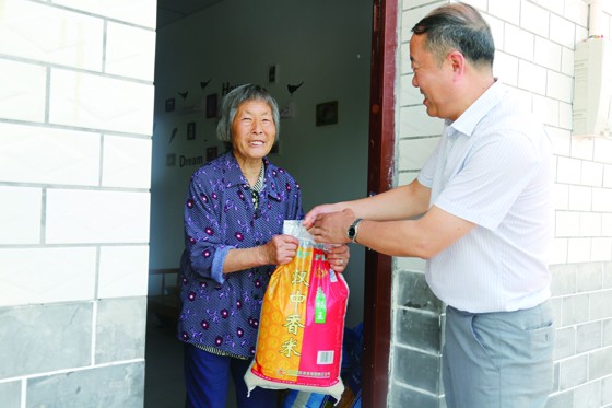 自贡银监分局领导为贫困户送去慰问品.JPG