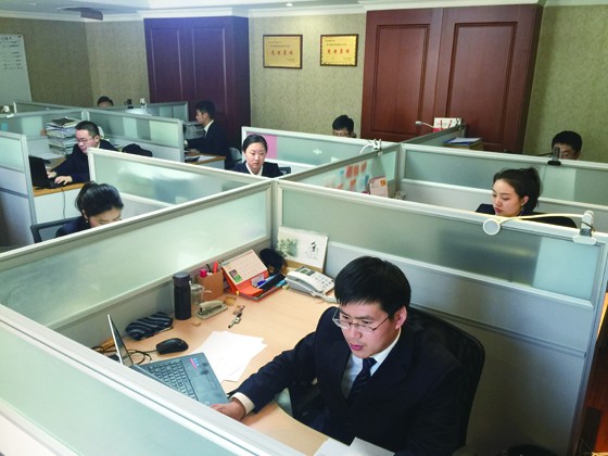 攀枝花市商业银行同业业务交易员工作现场.jpg