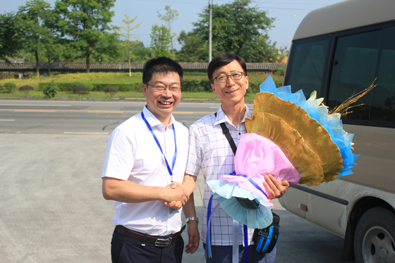 王久明董事长热情接待韩国白酒专家.JPG