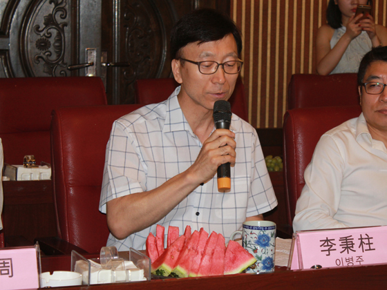 韩国白酒协会副会长李秉柱对宜府春酒赞不绝口.JPG