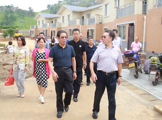 攀枝花市政协副主席雷雨向张成明（左）介绍南厂村脱贫攻坚工作.JPG