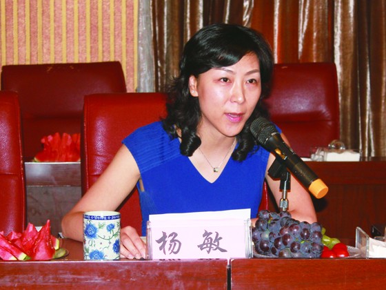 邛崃市副市长杨敏介绍邛崃白酒产业现状.JPG