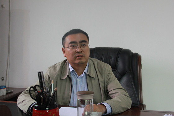 大英县发改局局长王海波向本刊记者介绍产联式合作社_副本.jpg