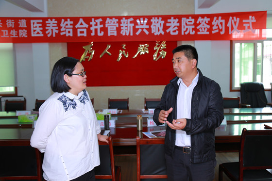 天府新区基层治理和社会事业发展局副局长穆咏涛与新兴街道办事处副主任杨兵交流医养工作意见_副本.jpg