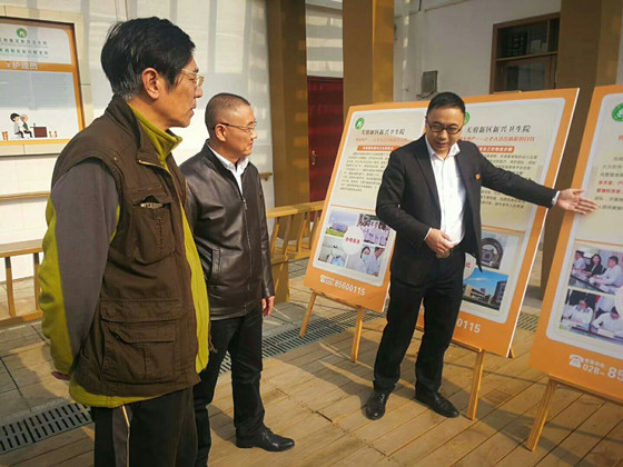 新兴卫生院院长杨波向新兴街道办事处党工委书记苏绍祥介绍敬老院托管后医养结合工作开展情况_副本.jpg