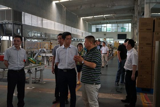 中国银监会眉山监管分局局长明洋（左）在企业调研_副本.jpg