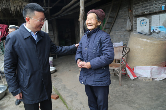 理事长陈月刚(左)慰问贫困户_副本.jpg