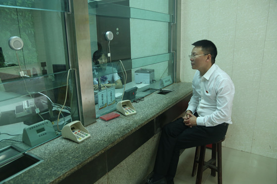 理事长陈月刚调研基层网点金融服务_副本.jpg
