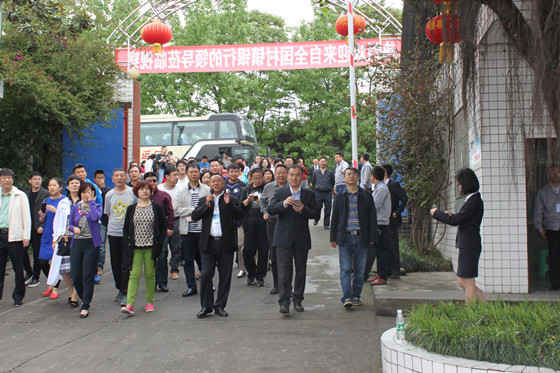 来自全国各地的村镇银行领导深入企业调研该行创新的牧瑞通产品_副本.jpg