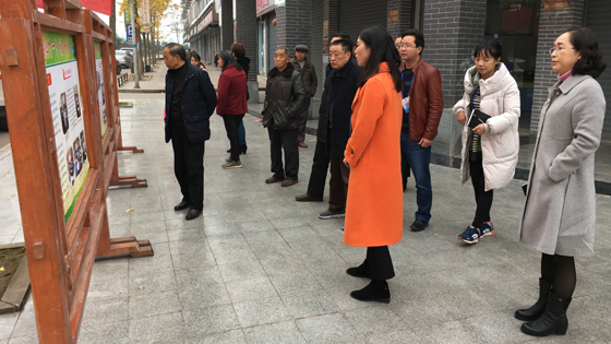图为白坪乡关工委向广安市县关工委领导介绍关心下一代工作.jpg