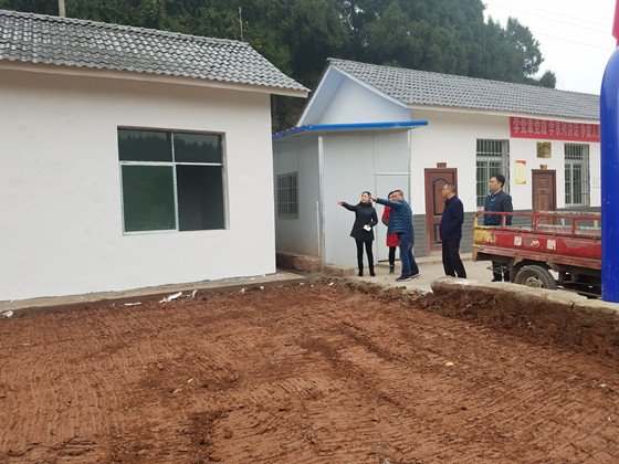 县财政局现场调研贫困村文化活动室建设情况_副本.jpg