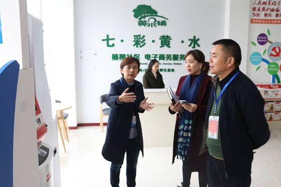 黄水镇党委书记刘继芳（左一）在楠柳社区工作站调研指导智慧社区建设_副本.jpg
