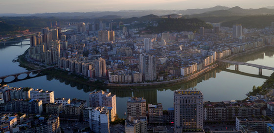 四川省巴中市城市全景 陈安岳 摄_副本.jpg