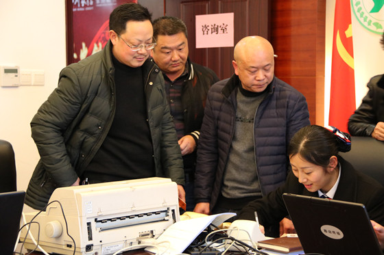 为企业家现场提供咨询、办理业务_副本.jpg