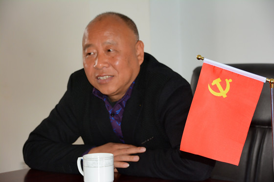 战旗村村支部书记高德敏接受记者采访_副本.jpg