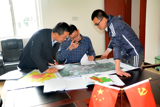 邀请专家对战旗村的土地利用进行科学规划_副本.jpg