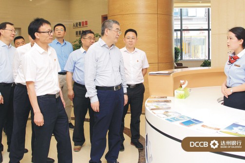 朱副省长视察贷款服务中心.jpg