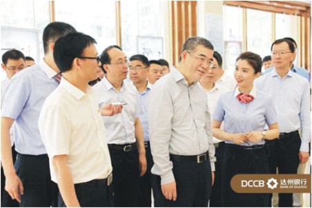 朱副省长听取工作人员讲解.jpg