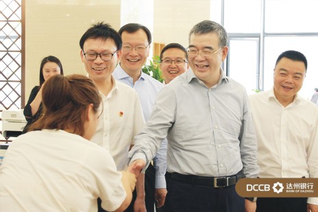 朱副省长与客户亲切交谈.jpg