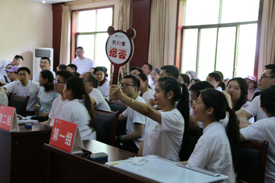 青年员工在“最强大脑”百科知识竞赛中奋勇争先.JPG