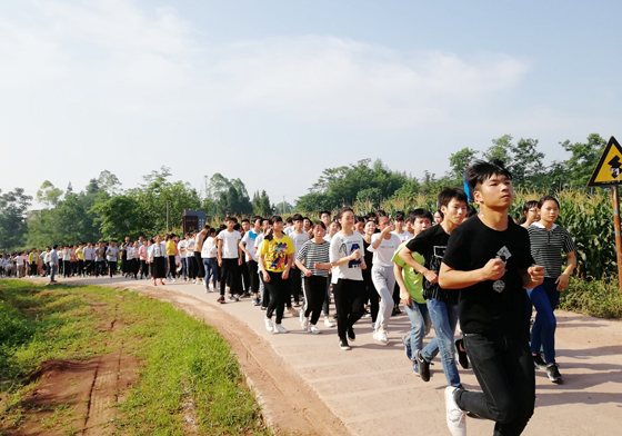 奔跑在乡村路上.jpg