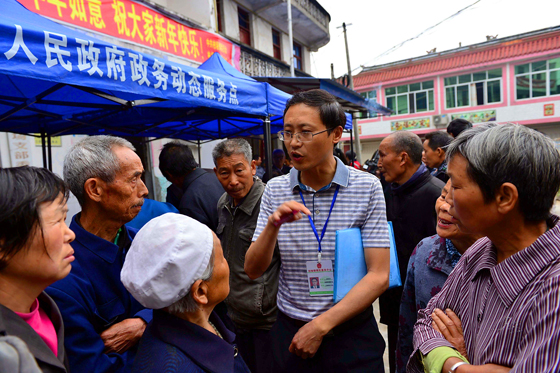 40年，县域政务从刚性管理转向柔性服务，从零散跑腿式到集约化一站办结式。图为四川阆中市开创“政务赶场”新模式，既接地气又让百姓办事不再难.jpg