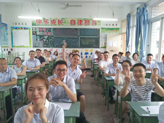 犍为农商银行组织大规模信贷条线考试——图为考生们从容应考.JPG
