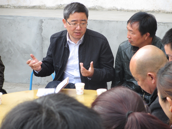 西昌市委书记李俊（左一）深入群众中调研.JPG