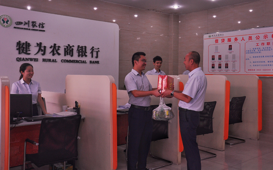 工会开展送清凉活动.jpg