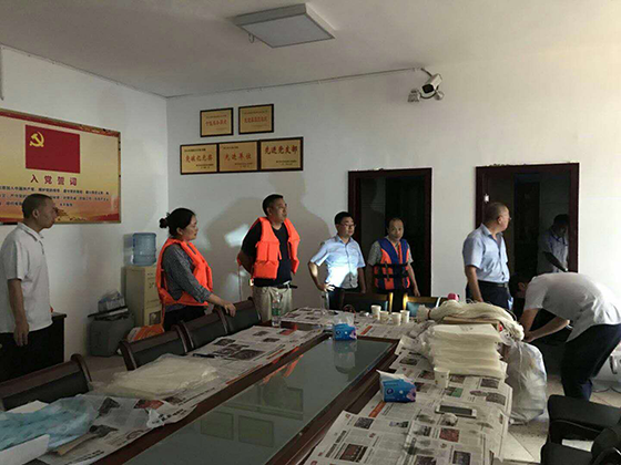 四川省联社内江办事处与资中县联社领导到鱼溪信用社实地指导抗洪救灾工作.png