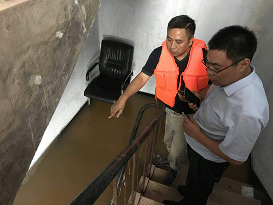 四川省联社内江办事处与资中县联社领导实地指导抗洪救灾工作.png