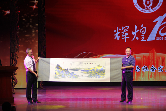 卢锦根（右）向甘肃省区域经济与社会发展研究会会长汪继祥（左）赠送了特制礼品——蜀锦《千里江山》.JPG