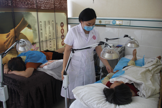 医护人员为病人做中医按摩治疗.jpg