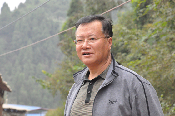 回马镇枯井村村支书徐永为记者介绍该村的产业情况.JPG