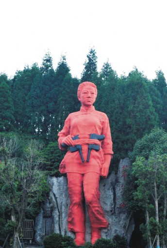 华蓥山双枪老太婆塑像。詹高军 摄.jpg