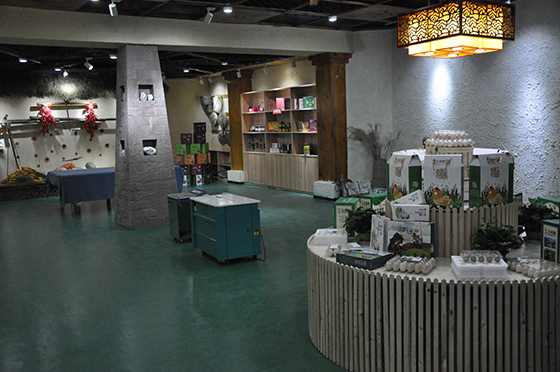 电子商务公共服务中心特色农产品展示区.JPG