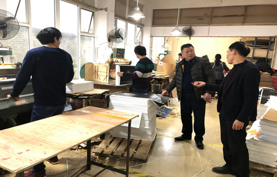珙县农商银行党委书记刘祥荣考察温州贷款客户生产工厂.jpg
