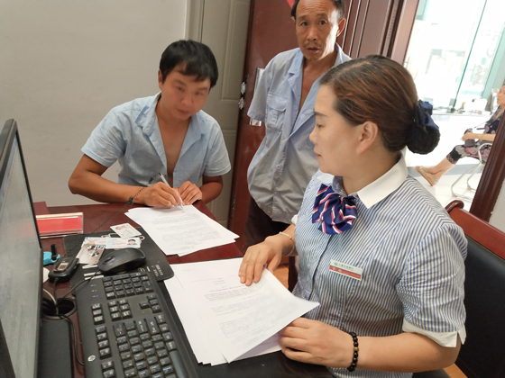 罗娇向群众发放贷款_20180720_105729.jpg